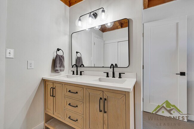 Building Photo - Gorgeous Remodeled Treehouse 2 Bed with Mo...