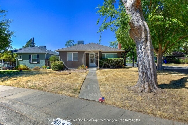 Building Photo - Tahoe Park Bugalow, move in ASAP