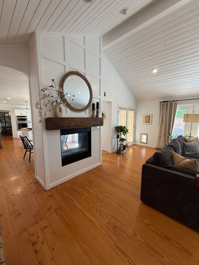 Building Photo - Beautiful 4 bedroom, 3 bathroom Home with a pool!!