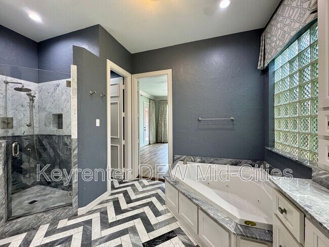 Building Photo - 2417 Creekside Cir S