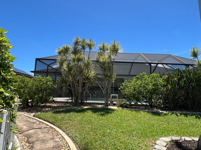 Building Photo - FURNISHED SHORT TERM RENTAL - 3 Bed / 2 Ba...