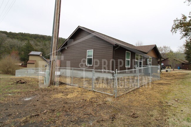 Building Photo - Beautiful 3 Bedroom Home with Fenced Yard in Hollister