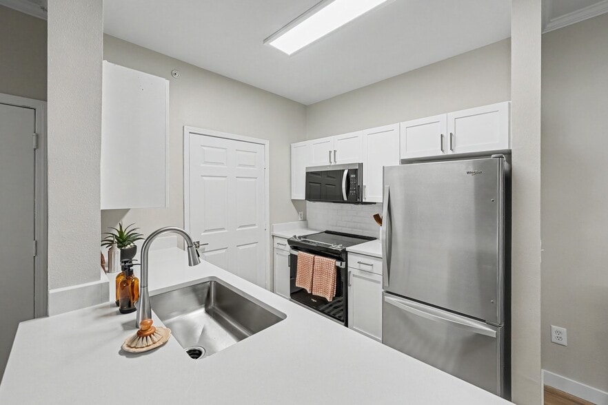 Building Photo - Whisper Creek