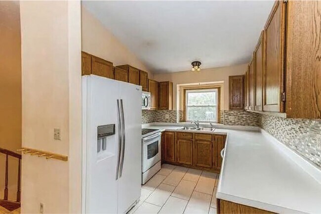 Building Photo - Spacious 3-Bed, 2-Bath Duplex with Fenced ...