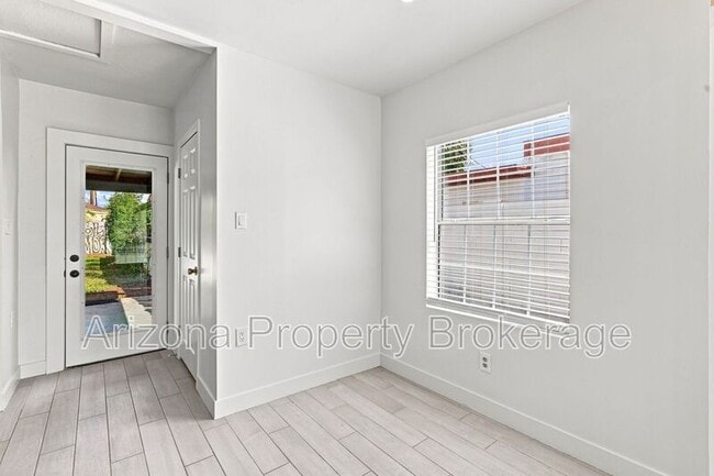 Building Photo - 1128 E Almeria Rd