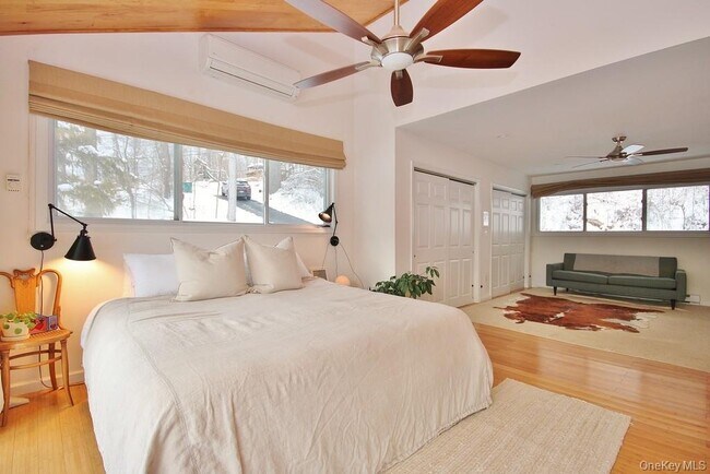 Building Photo - 117 Seven Hills Lake Dr