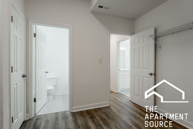 Building Photo - Huge 3 bedroom Unit in Logan Square