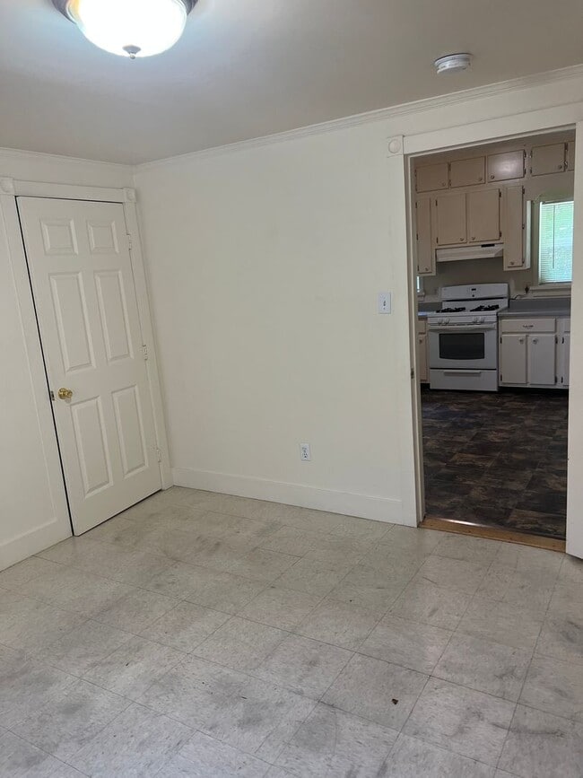 Building Photo - 2BED 1BATH - FENCED YARD, WASHER DRYER HOOKUP, STORAGE SHED, NEAR DOWNTOWN