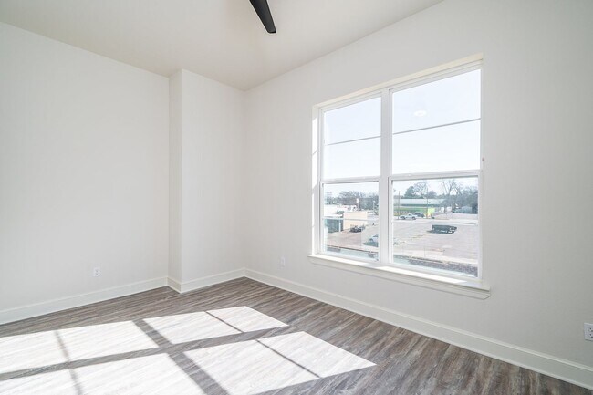 Building Photo - Exquisite 3-bedroom, 3.5-bath, 2-car garage townhome in downtown Tyler!