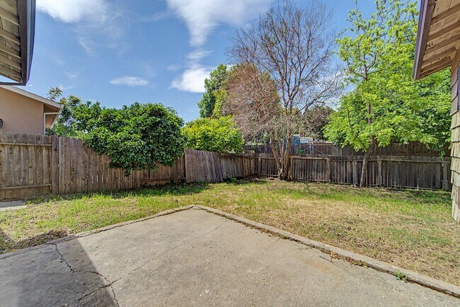 Building Photo - 3 bedroom 1 bath house in Yuba City