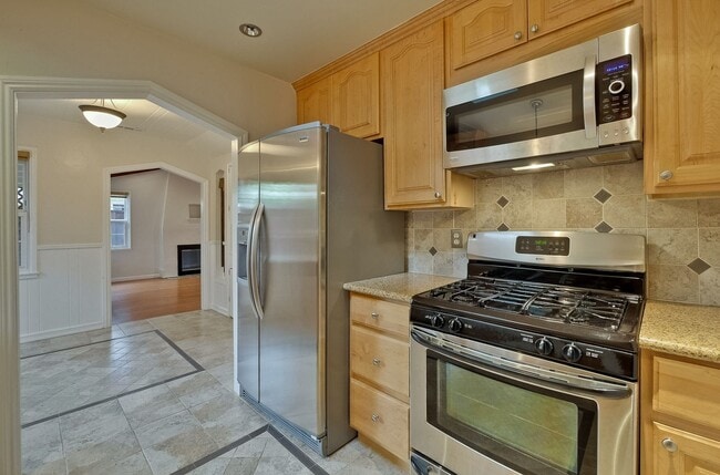 Building Photo - Wonderful 2 Beds, 2 Bath Home in Barron Park w/ Huge Private Yard
