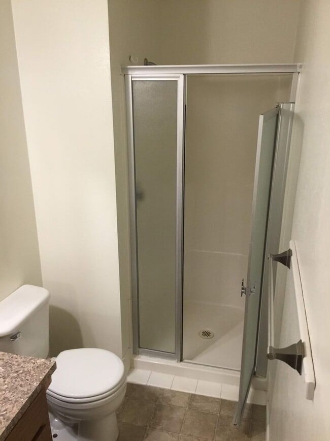 Building Photo - 3 bedroom 2 bathroom Duplex