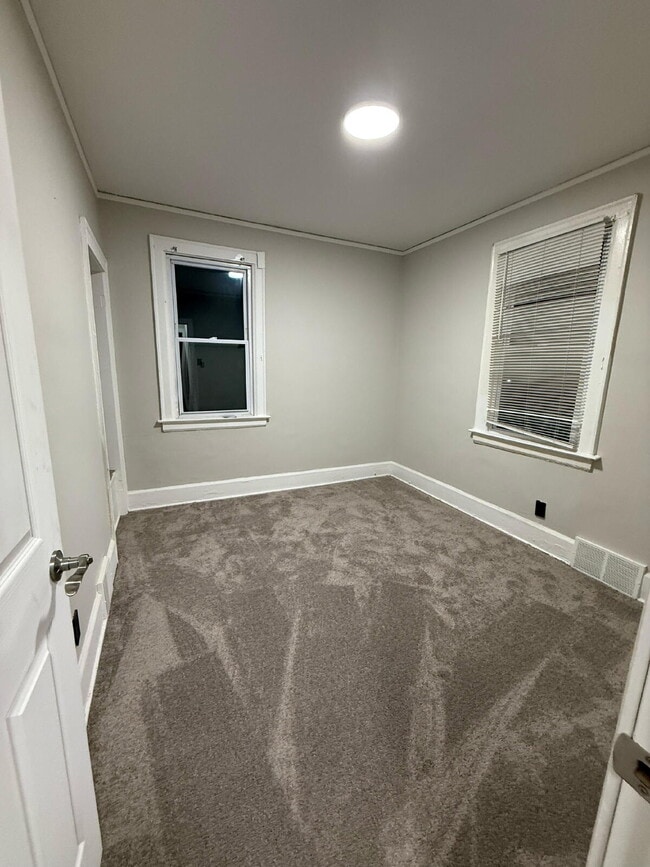 Building Photo - Bright & Cozy 3-Bed Duplex for Rent in Detroit