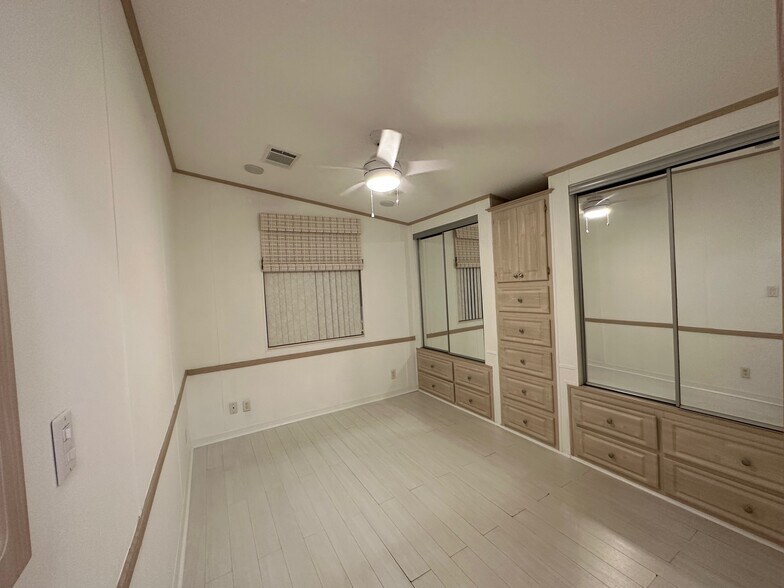 Building Photo - 547 Lake Dr