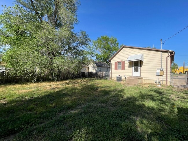Building Photo - 2 Bedroom Home With Fenced in Yard