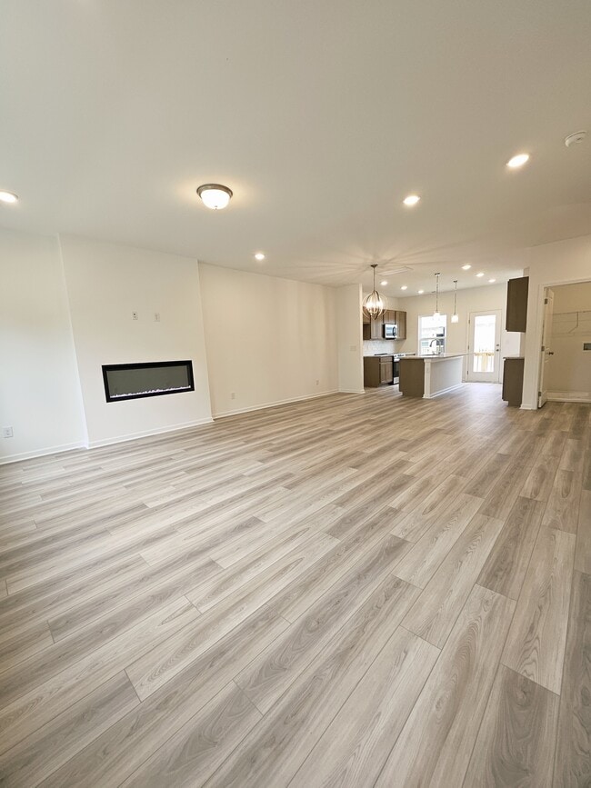 Building Photo - 128 Rosebush Ln