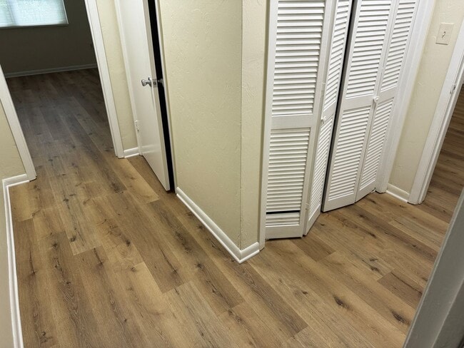 Building Photo - Large 2bed/1bath near Gov Sq Mall