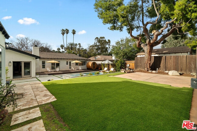 Building Photo - 20212 Oxnard St