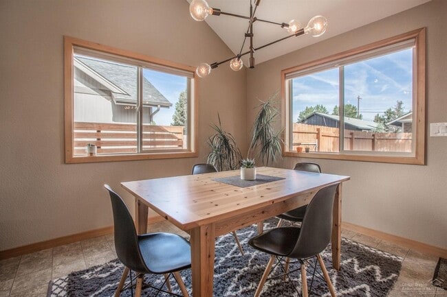 Building Photo - Single Level NE Bend Home