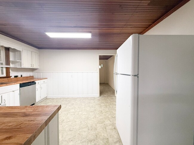 Building Photo - Spacious 2-Bedroom One-Level Home with Carport and Large Backyard