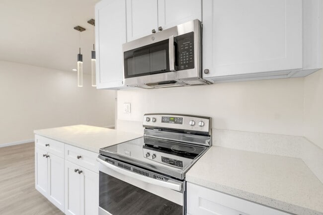 Building Photo - Spacious 1 Bedroom Apartments with Parking - Noho Arts District