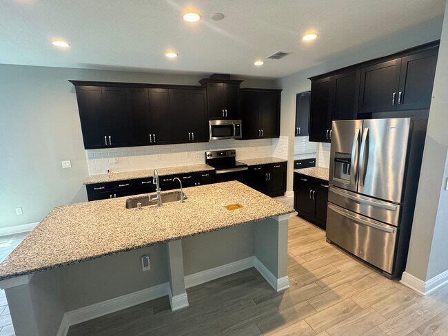 Building Photo - Spacious 5-Bedroom Riverview Home