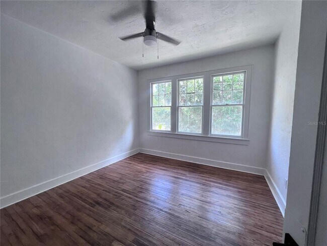 Building Photo - 204 NW 3rd St