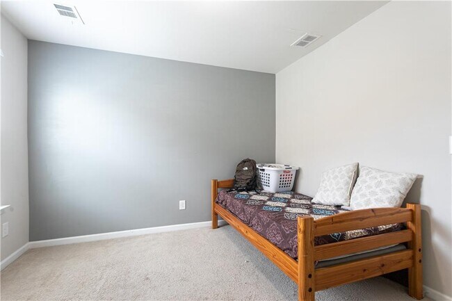 Building Photo - 302 Pebblestone Ln