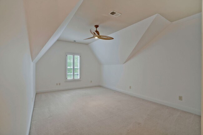 Building Photo - Stunning 4BE/3.5BA home in the very desira...