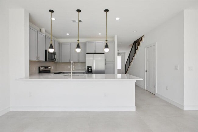 Building Photo - 302 Tesla Cir