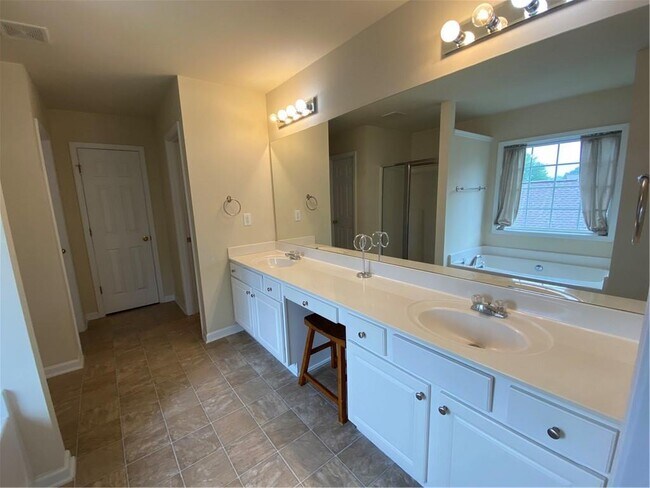 Building Photo - 5125 Huntington Crest Ln