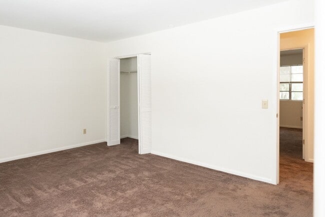 Building Photo - Spacious Two Bedroom Townhome