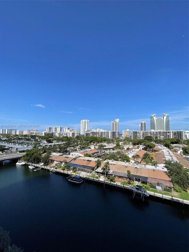 Building Photo - 2500 Parkview Dr