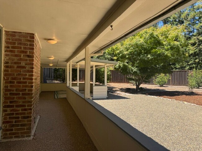 Building Photo - Fabulous single level Lafayette home nestled at the end of a tree-lined drive.