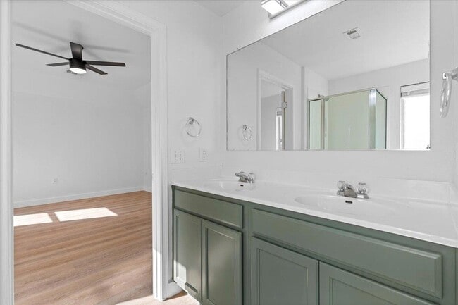 Building Photo - 5940 Silver Screen Dr