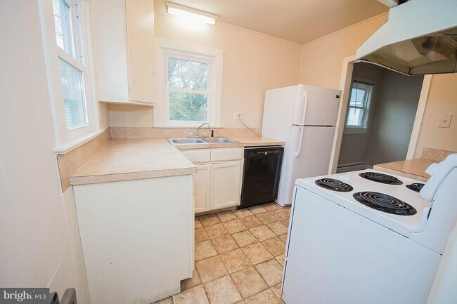 Building Photo - 1226 Pemberton Dr