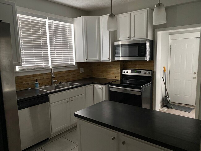 Building Photo - 2 Bedroom 2 Bathroom Single Family Home Franklinton
