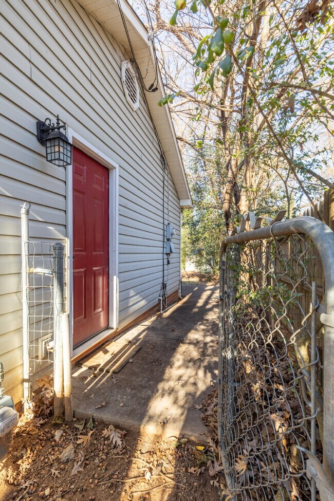 Building Photo - Charming & VERY CLEAN 1 Bed, 1 Bath Home Near Hospital & Winthrop | $1,200/month | Available Now