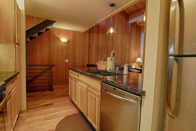 Building Photo - SKI LEASE: Kings Beach; Updated & Well App...
