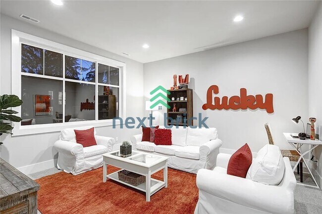 Building Photo - Luxurious 5-Bed, 5-Bath Oasis in Bellevue's Prime Location!
