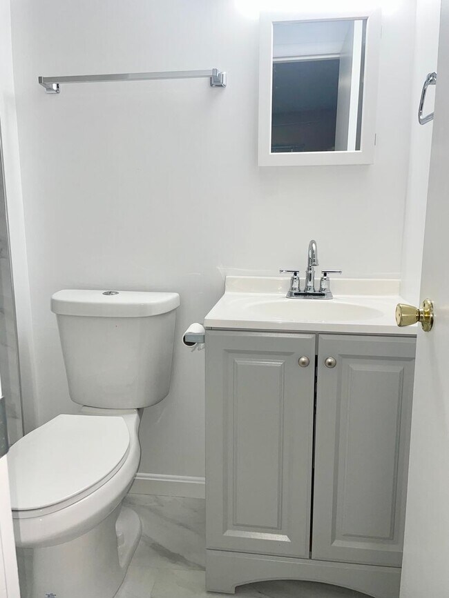 Building Photo - Modern Comfort in Sought-After Gaithersburg