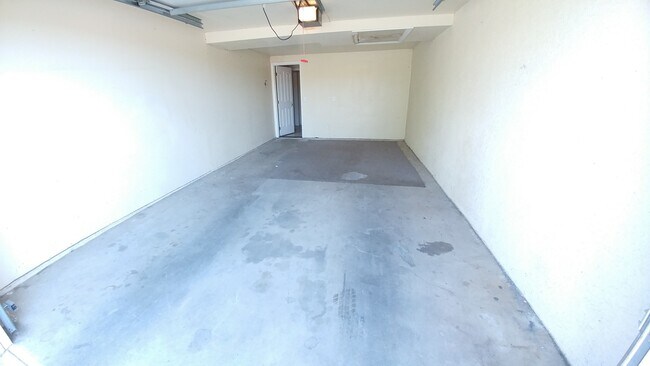 Building Photo - 2 Bedroom, 1 Bath Townhouse - Newly Renovated