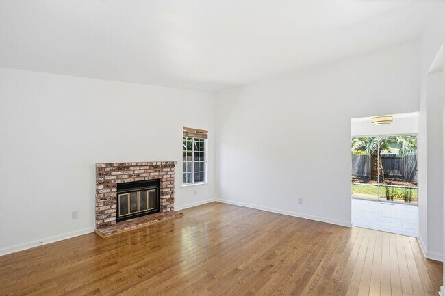 Building Photo - Remodeled 2 Bed, 2 Bath Townhouse in Petaluma's Morningstar Community