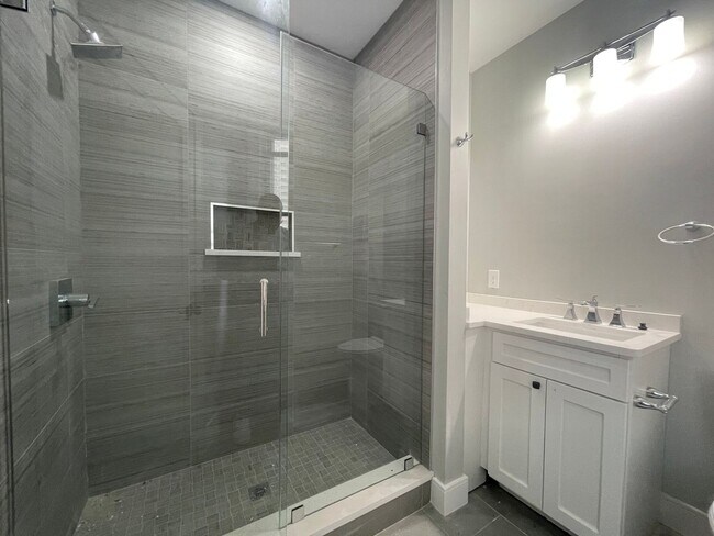 Building Photo - 4bed/3.5 bath in Brookline