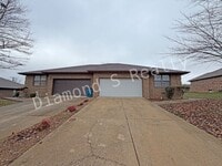 Building Photo - 2 Bedroom Duplex in Nixa Available!!