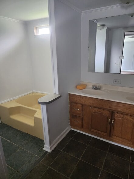 Master bathroom - 246 King Dr