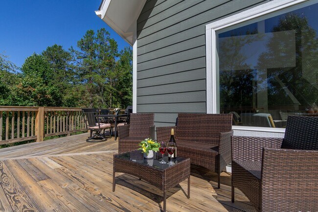 Building Photo - Candler Rental!