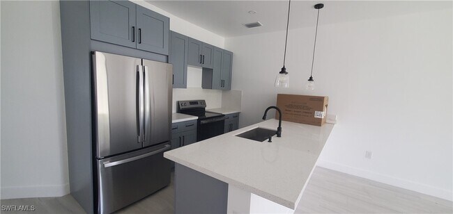 Building Photo - 884 Apartment St