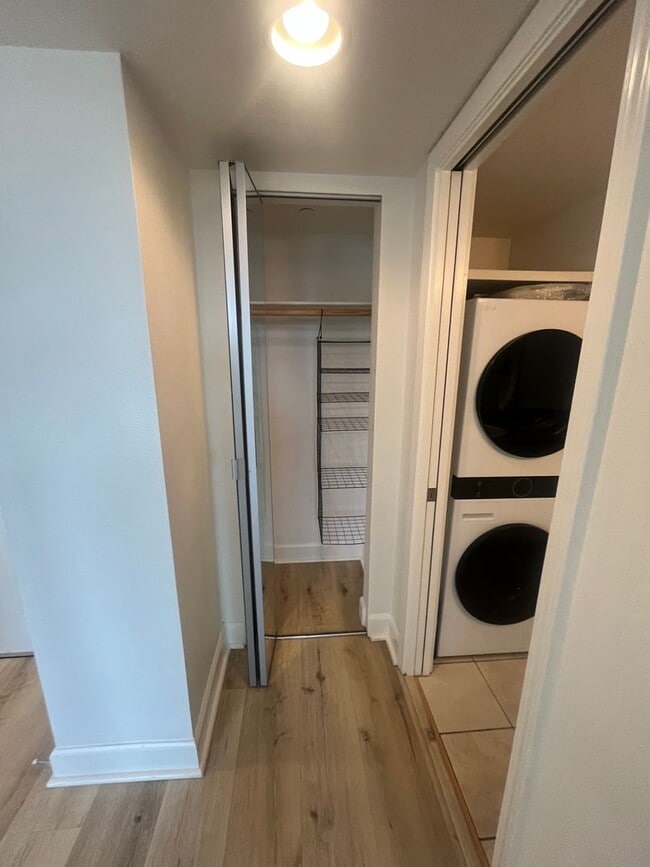 Building Photo - One Bedroom / One Bath Downtown Condo