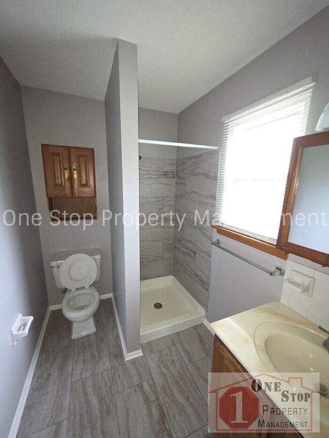 Building Photo - The Perfect 3 bedroom/2 bathroom home in Grandview, MO!